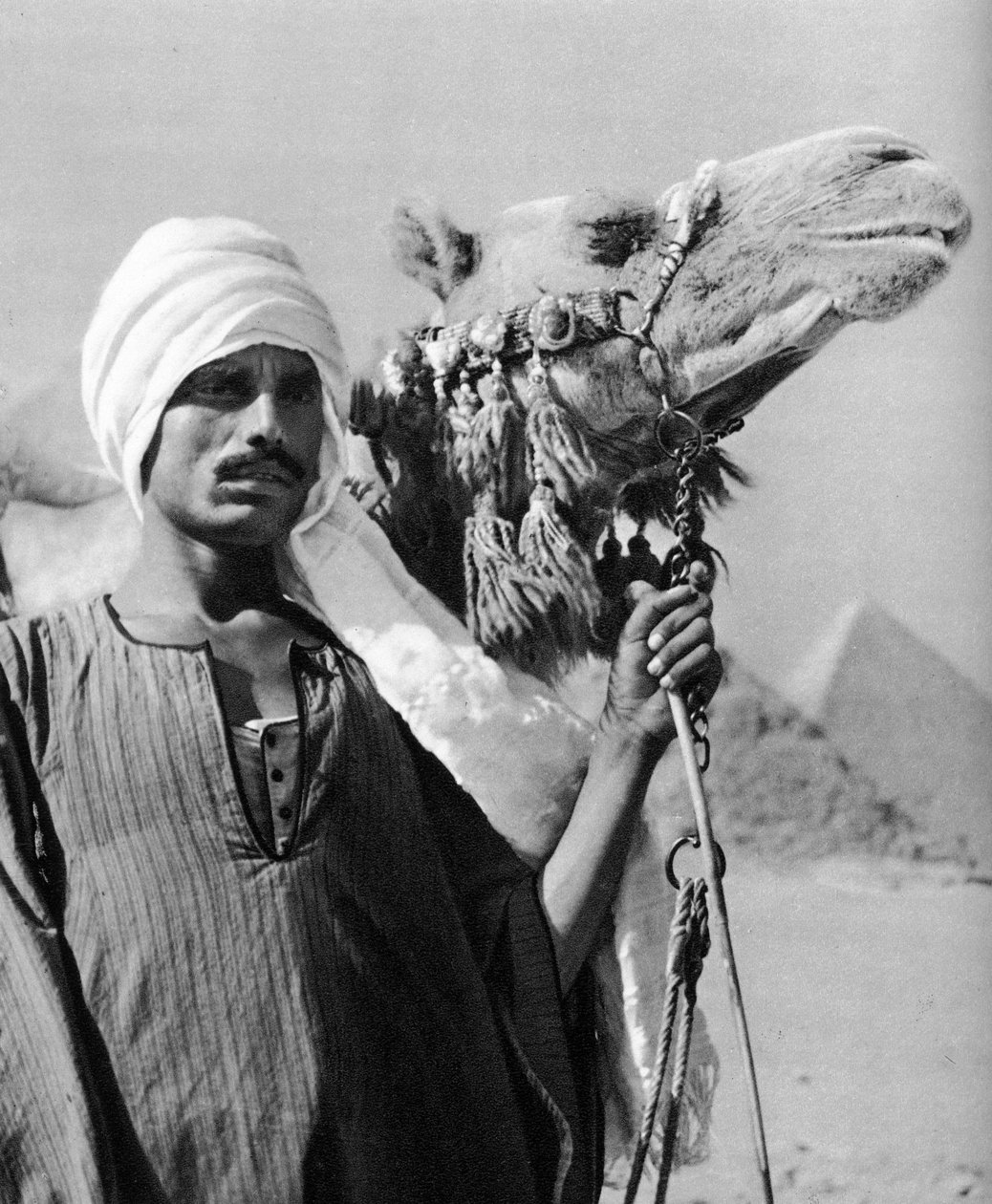 Kamelfører nær pyramiderne, Egypten, 1937 af Martin Hurlimann
