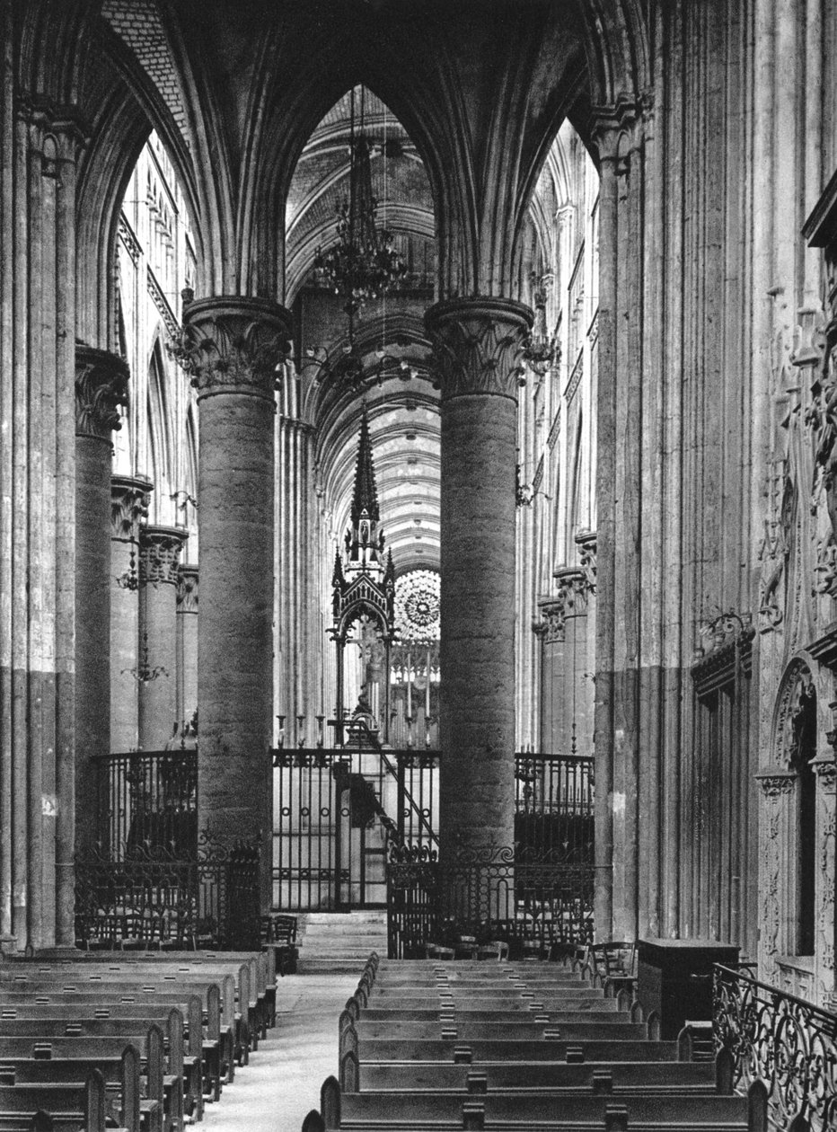 Interiør af Rouen-katedralen, Frankrig, 1937. af Martin Hurlimann