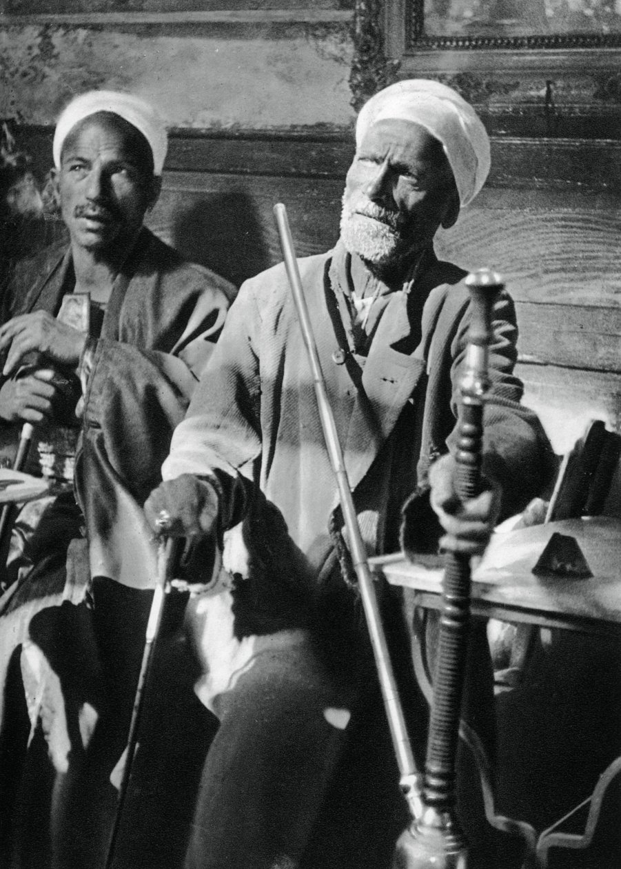 Smoking the narghileh, Cairo, 1937 af Martin Hurlimann