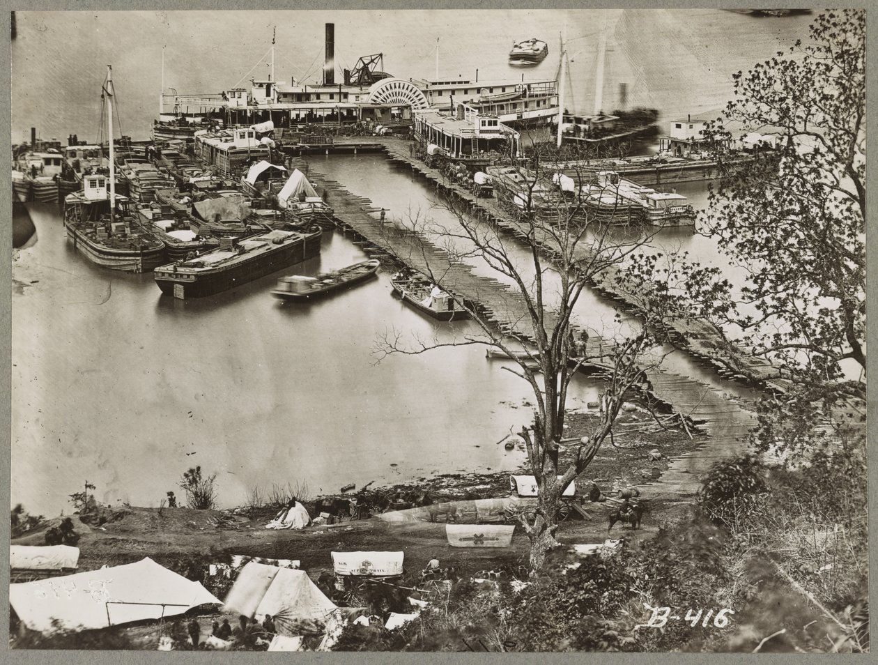 Landing af forsyninger på James River, Virginia, 1865 af Mathew B. Brady
