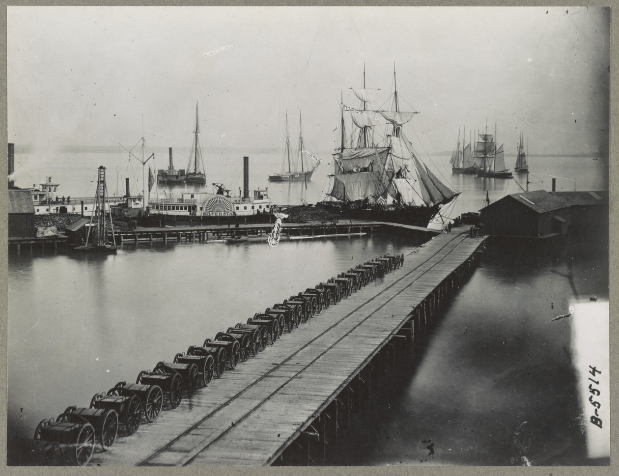 Magazine wharf ved City Point, Virginia, ca. 1865 af Mathew B. Brady