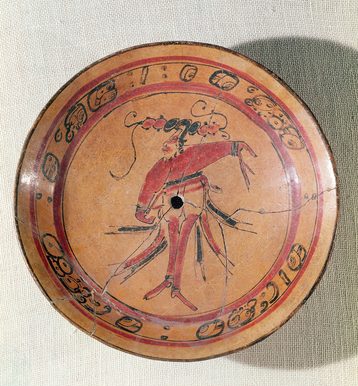 Stort stativformet fad forestillende en skuespiller eller danser, 600-950 (malet terracotta) af Mayan