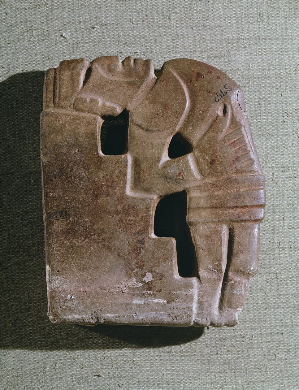 Mand i offerstilling mod et trin, Klassisk periode, 250-950 e.Kr af Mayan