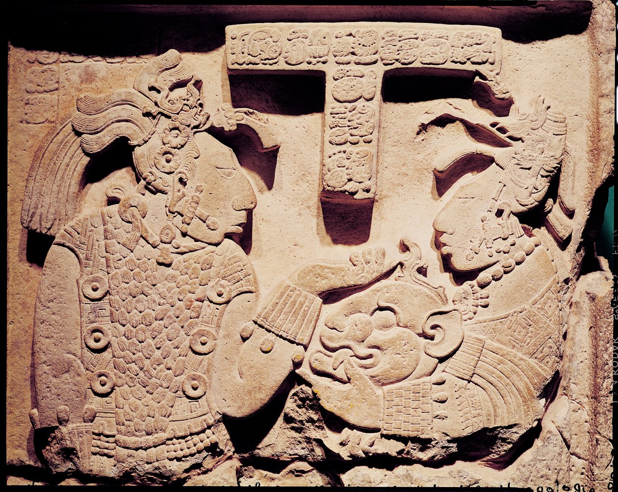 Stela forestiller en kvinde, der præsenterer en jaguar-maske for en præst, fra Yaxchilan af Mayan