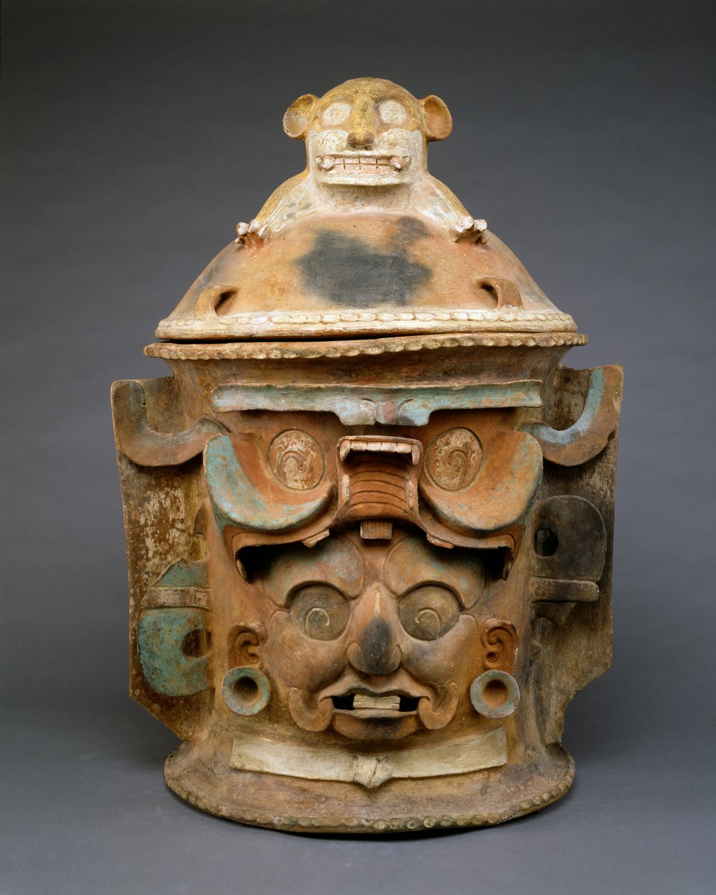 Begravelsesurne med kattelåg, Guatemala, 550-950 (lertøj med polykromt maleri) af Mayan