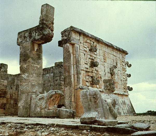 Krigernes tempel, fjerbeklædt slangesøjle af Mayan