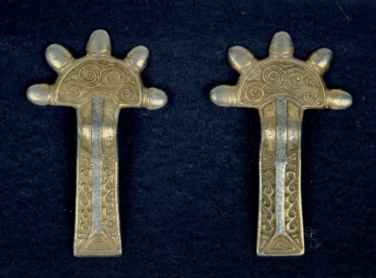 Et par brocher, fra Tomb 79 i Saint-Sauveur (guld og sølv) af Merovingian