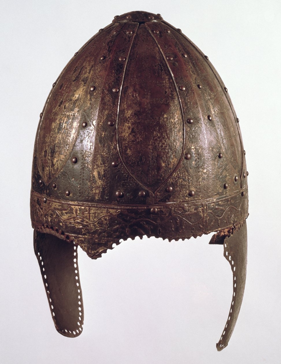 Hjelm, fra Vezeronce (kobber og jern) af Merovingian