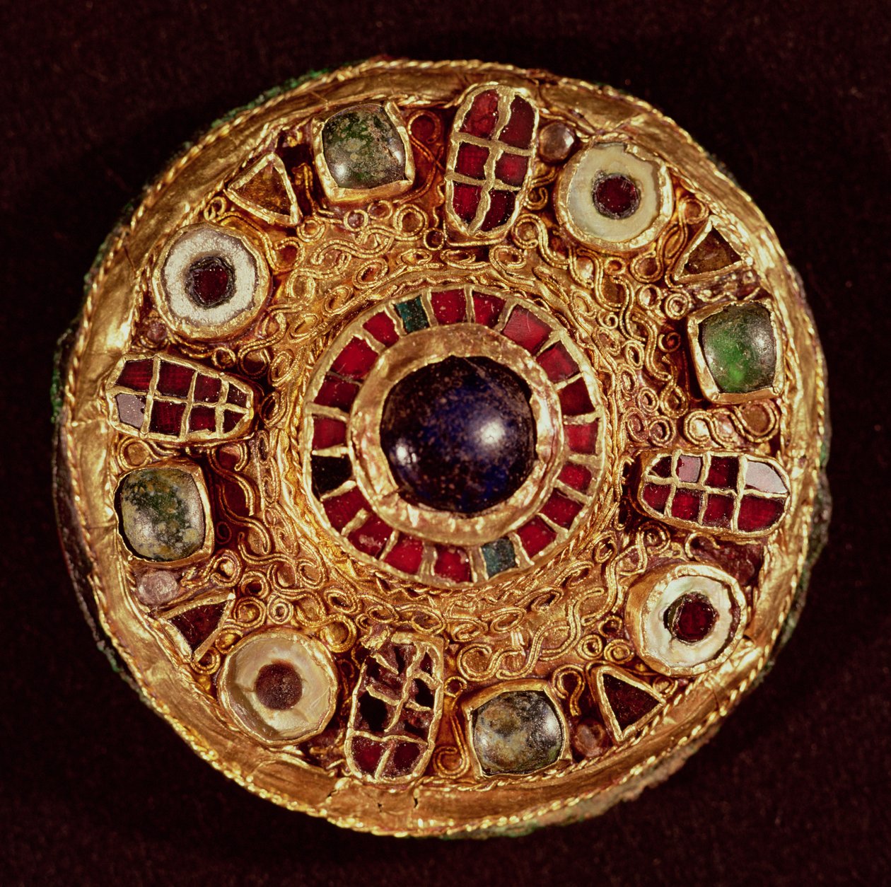 Rund broche (guld & cloisonne emalje) af Merovingian