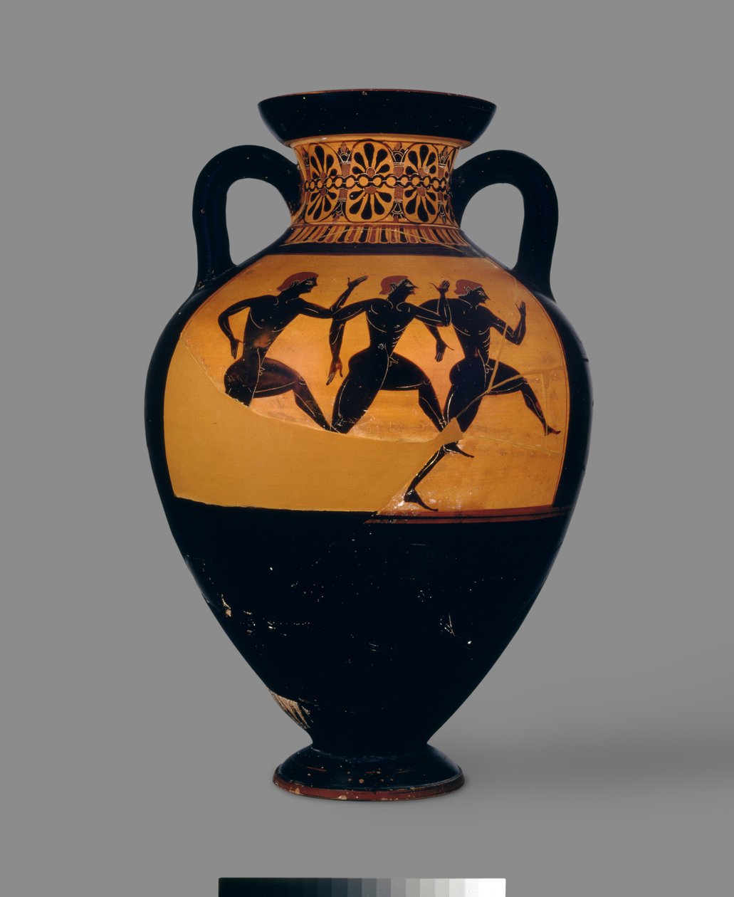 Attic sort-figur amfora, der viser et fodløb, ca. 520-500 f.Kr. (keramik) (for bagside se også: 100570) af Michigan painter