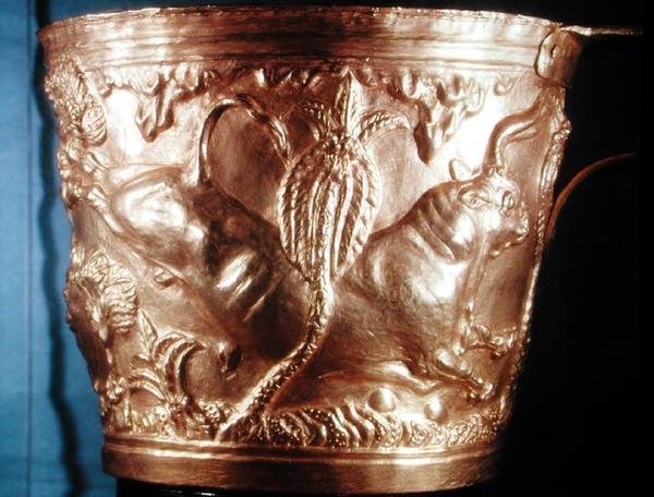 Kop, der forestiller en vild tyr, fundet i Vaphios kongegrav, Sparta, sen minoiske I, ca. 1500 f.Kr. (guld) (se også 148826) af Minoan