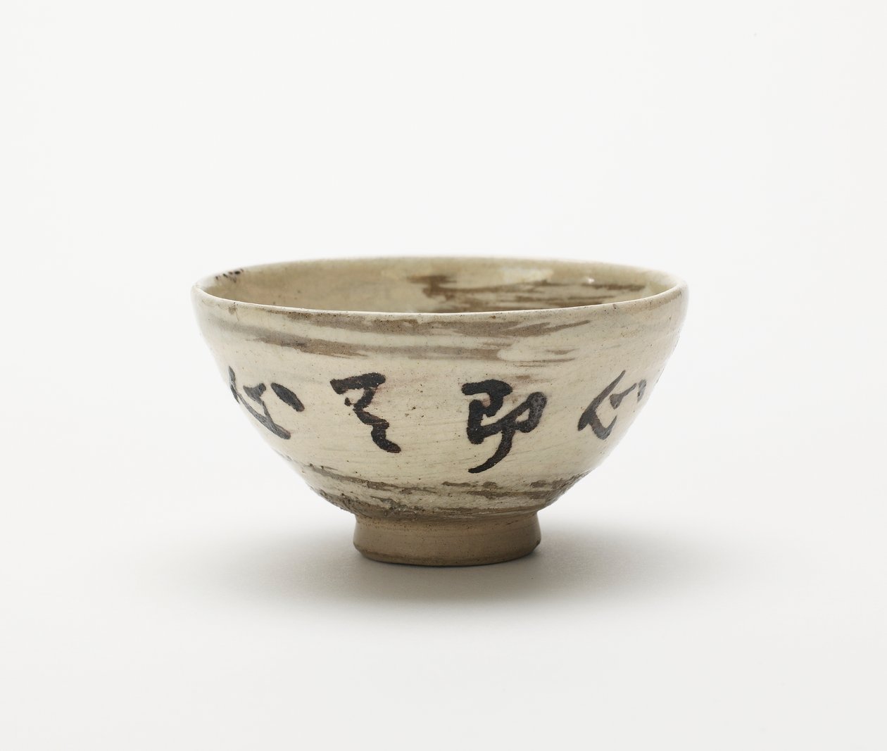 En af seks sake- eller sencha-kopper, Edo, Musashi, Japan, Meiji-æraen, slutningen af det 19. århundrede (brunt ler) af Miura Ken