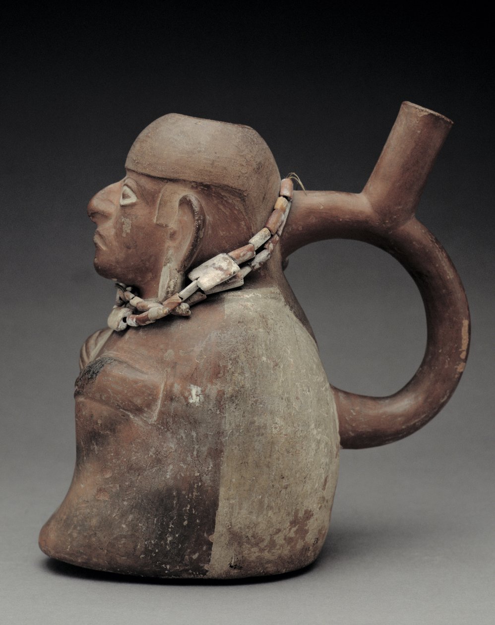 Stigbøjlevase forestillende en dignitær under påvirkning af koka, 1.-8. århundrede e.Kr. (terracotta) (se også 63484) af Moche