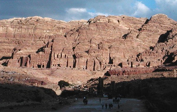 Udsigt over de udskårne facader af Nabatean
