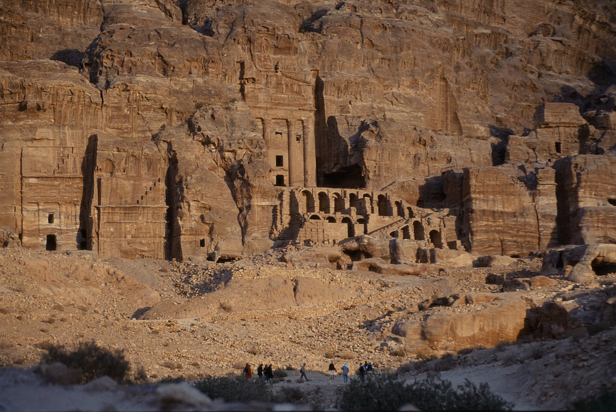 Udsigt over gravene skåret ind i klippen af Nabatean
