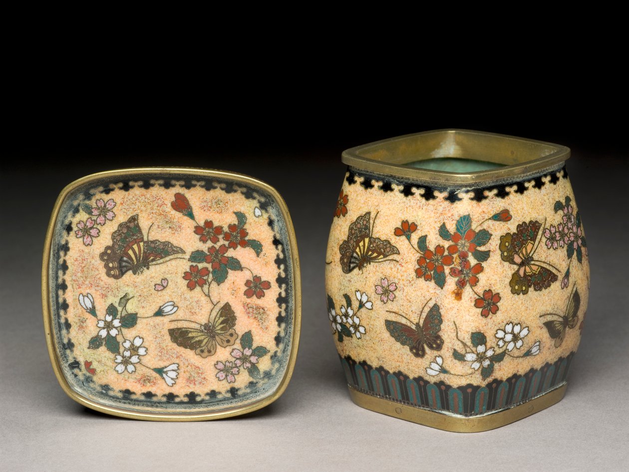 Tobakskrukke og stativ med sommerfugle og blomster, ca. 1880 (cloisonne-emalje) af Namikawa Yasuyuki