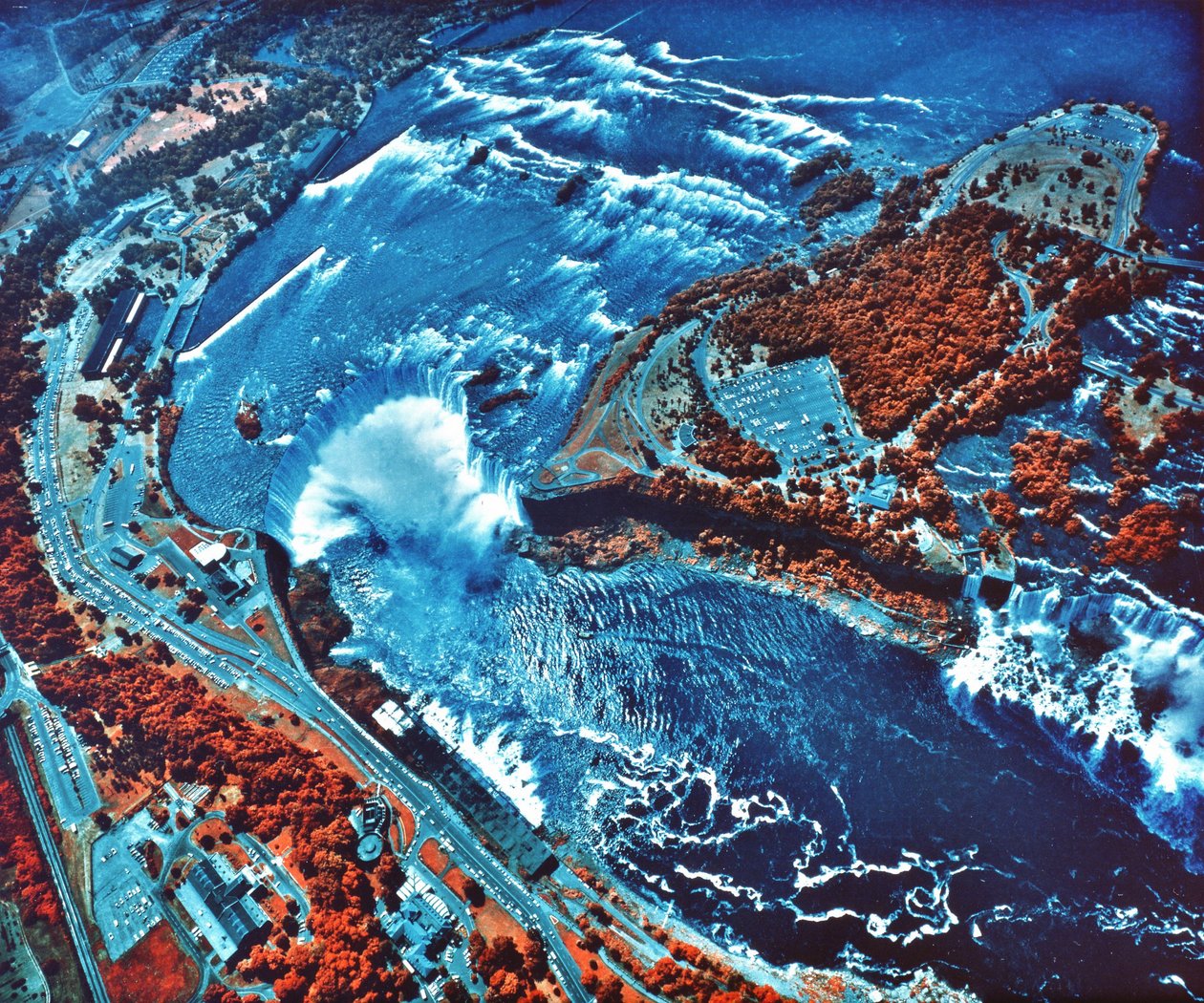 Infrarødt fotografi af Niagara Falls taget fra NASA Earth Survey 2-fly. NASA fotografi. af National Aeronautics and Space Administration National Aeronautics and Space Administration