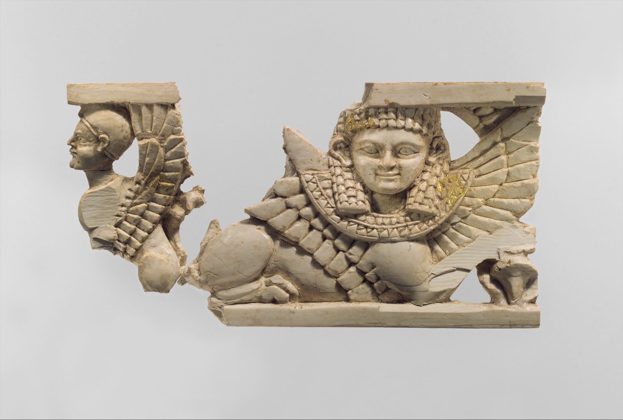 Gennembrudt møbelplade med to sfinkser, ca. 800 f.Kr. (elfenben, guldfolie) af Neo Assyrian