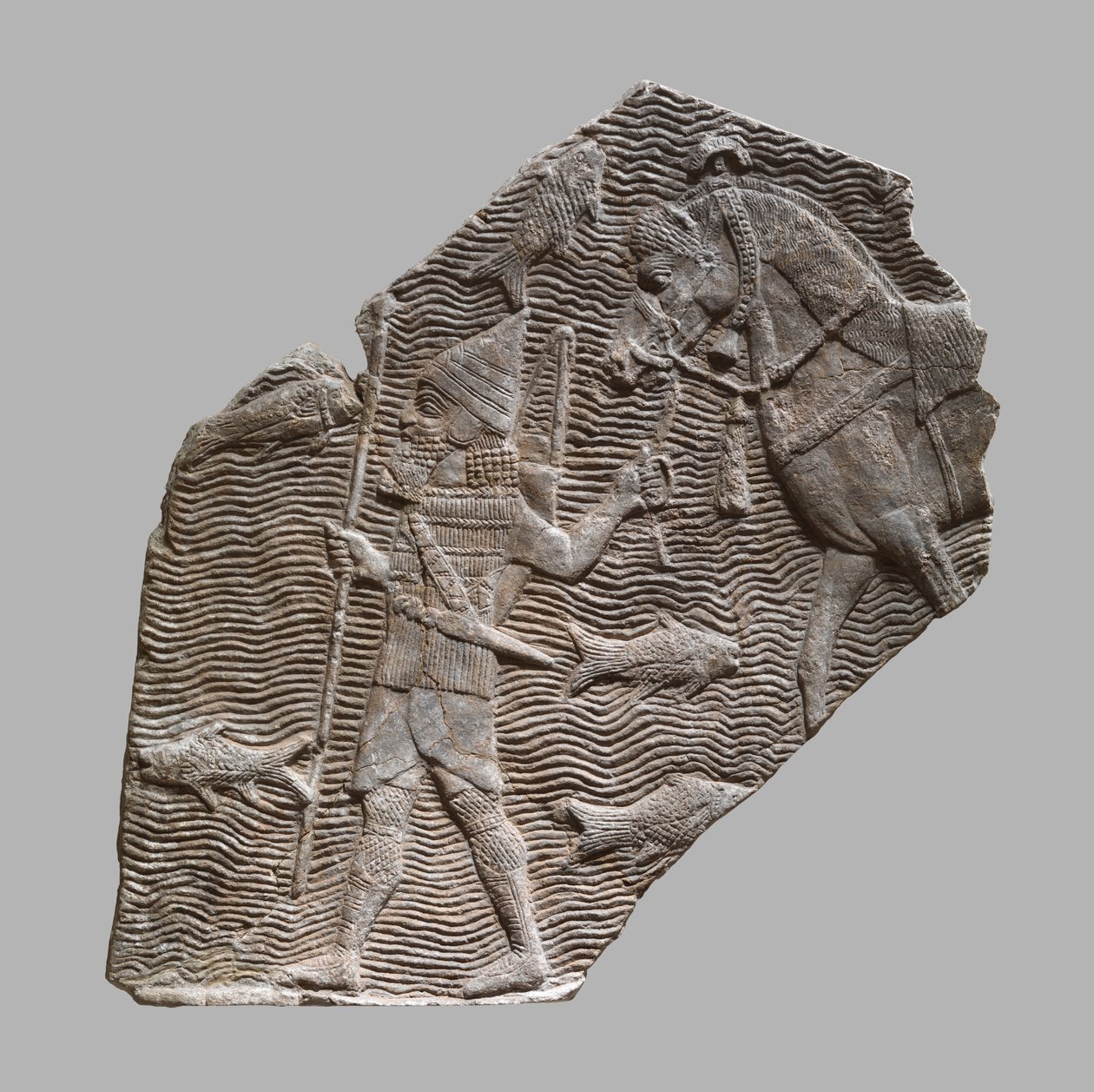 Relieffragment: kavalerist, der fører sin hest ved siden af et vandløb, ca. 704–681 f.v.t. (gipsalabast) af Neo Assyrian