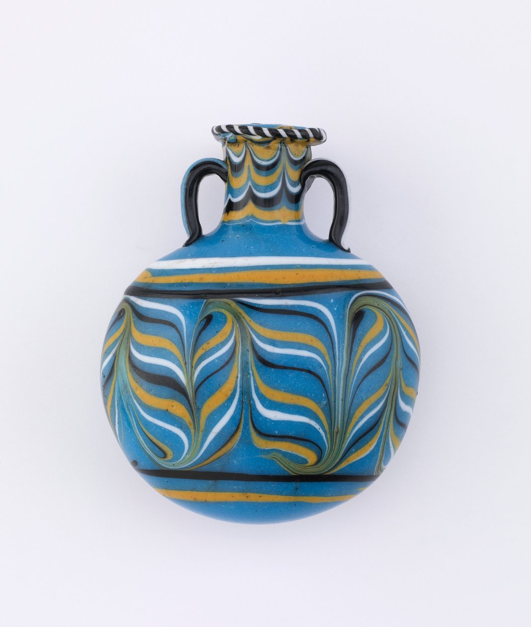 Lyseblå lentoidkolbe med trukket fjerdesign i hvid, sort og gul, 18. dynasti, c.1539-1295 f.Kr. glas af New Kingdom Egyptian