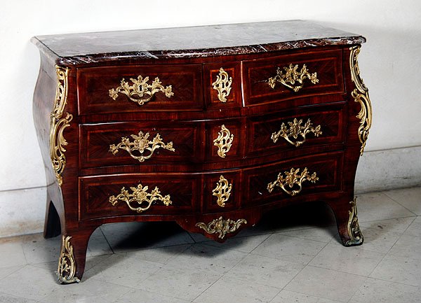 Louis XV kommode (træ, marmor og bronze) af Nicolas Jean Marchand