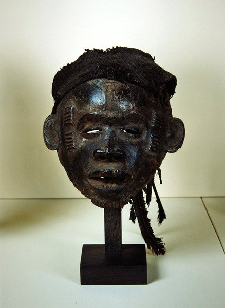 Ogoja maske (træ, bomuld og fjer) af Nigerian