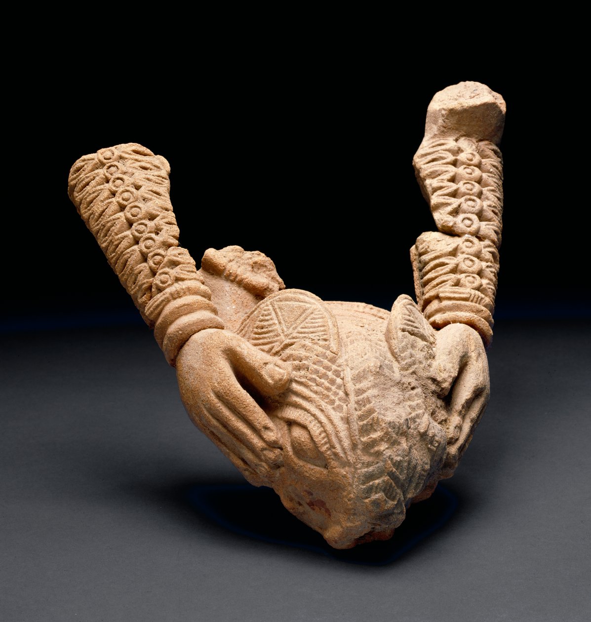 Arme, der holder dyrehoved, Owo (terracotta) af Nigerian