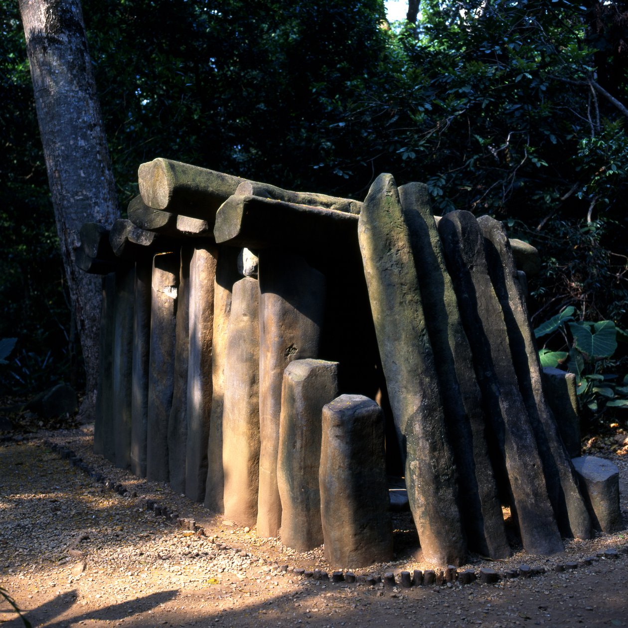 Grav nr. 7, præklassisk periode (basaltsten) af Olmec