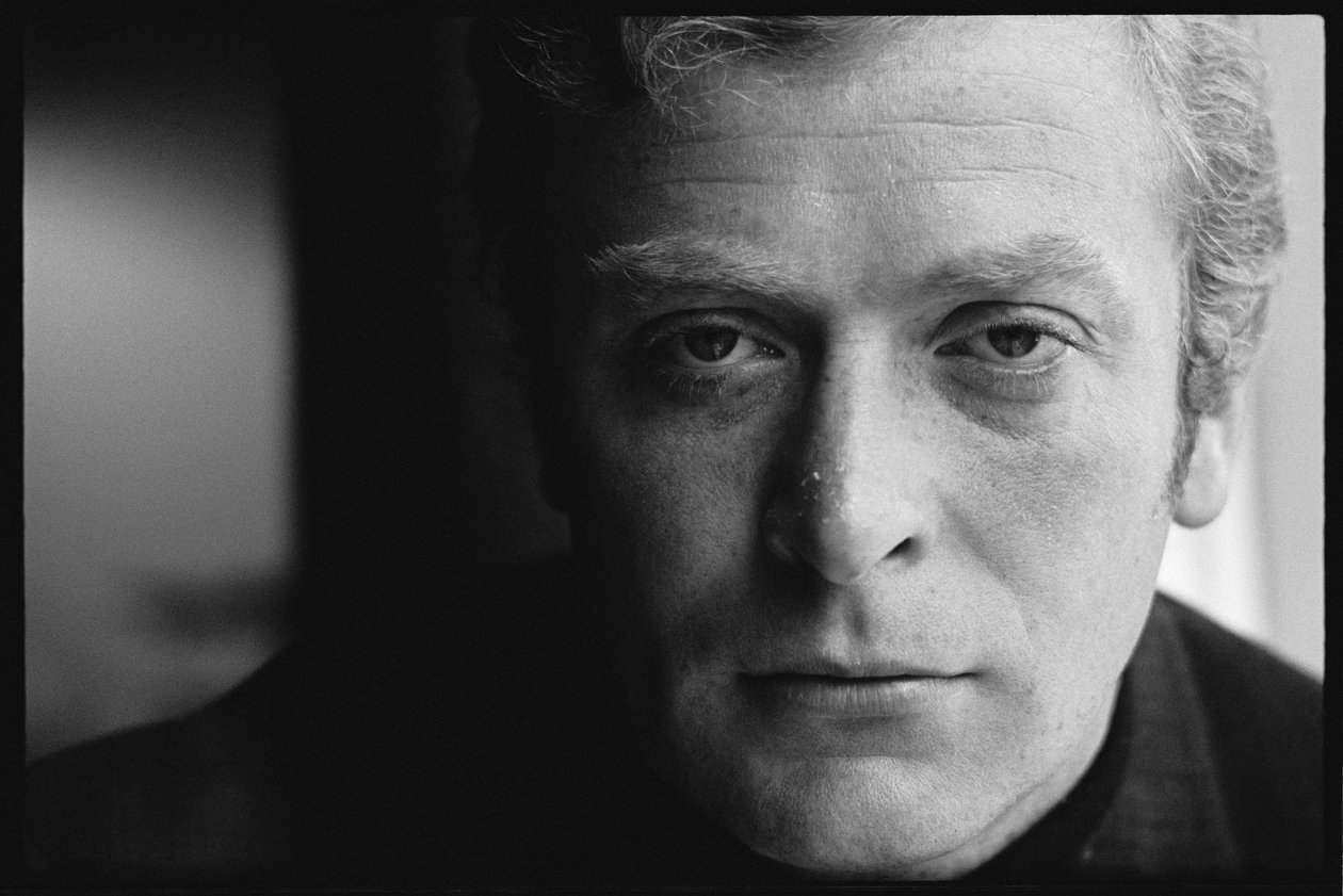 Michael Caine portræt af Orlando Suero
