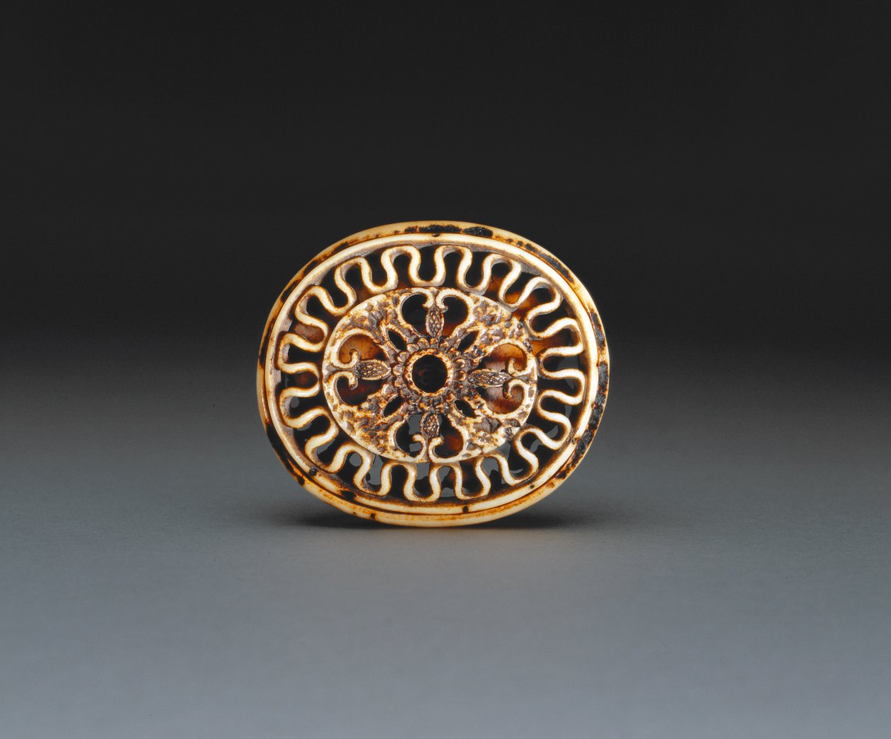 Base af en netsuke, ca. 1860-70 (hjort-gevir) (se 205916) af Ozaki Kokusai