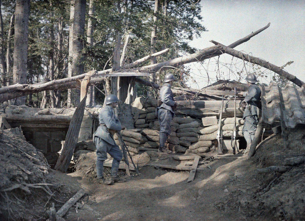 En fransk observationspost med tre soldater i en skyttegrav forstærket med træbjælker og sandsække tæt på de tyske linjer, Hirtzbach, Departement Haut-Rhin, Alsace, Frankrig 16. juni 1917 (autochrom af Paul Castelnau