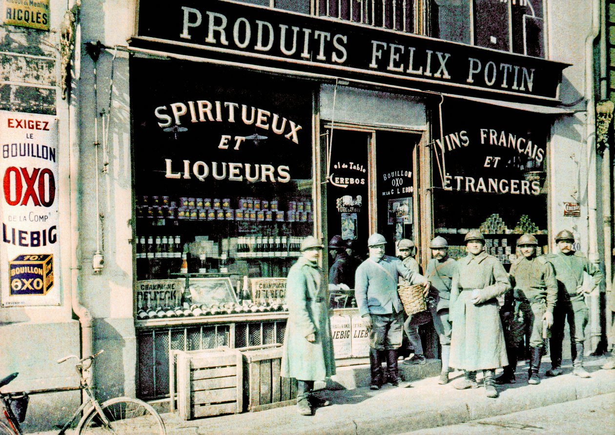 Franske soldater foran købmanden Felix Potin på Place des Marchés, Reims, Frankrig, 1917 (autokrom) af Paul Castelnau