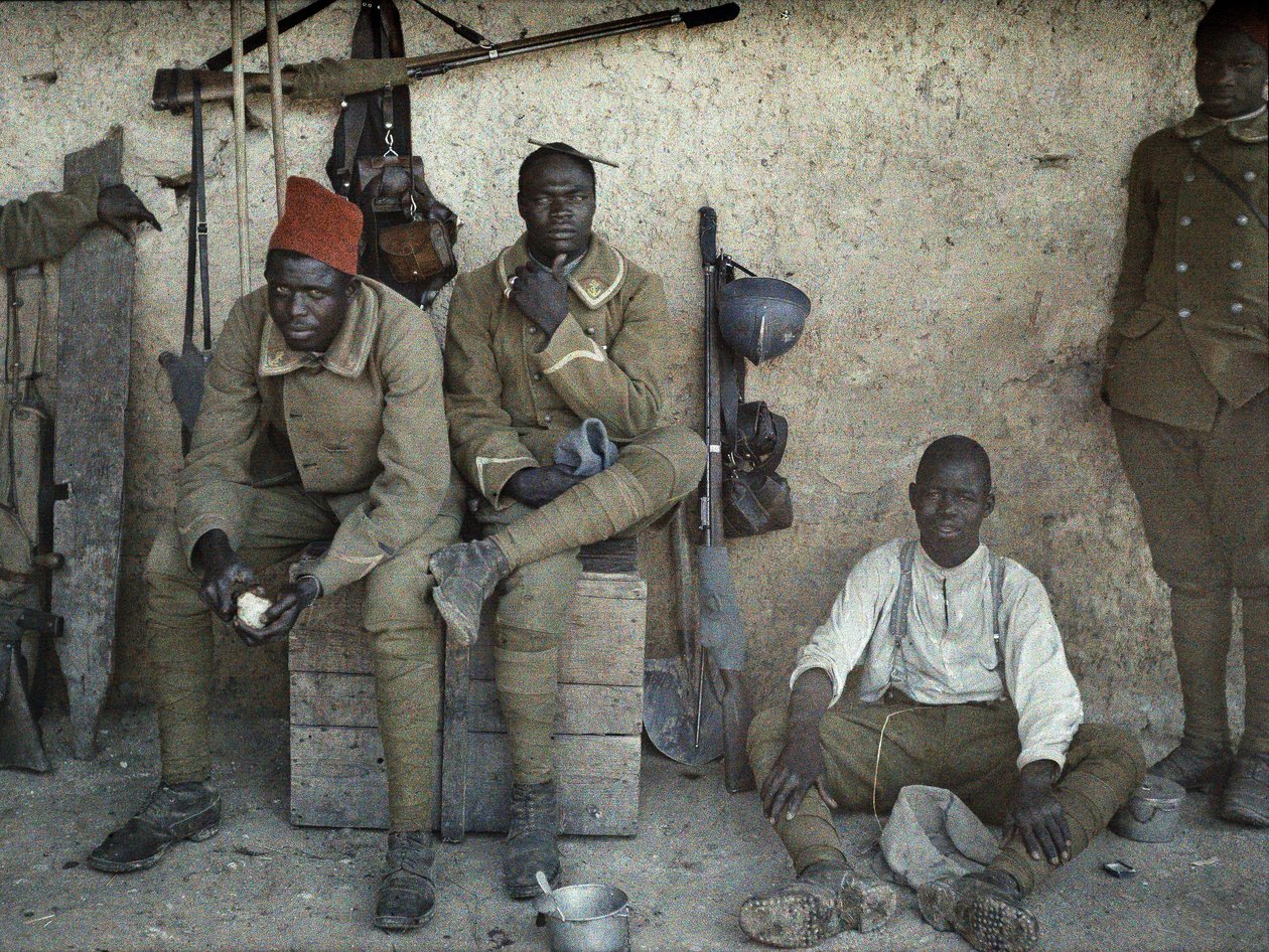 Senegalesiske soldater, der tjener i den franske hær som infanterister, hviler i et rum med kanoner og udstyr, Saint-Ulrich, Department Haut-Rhin, Alsace, Frankrig, 16. juni 1917 (autokrom) af Paul Castelnau