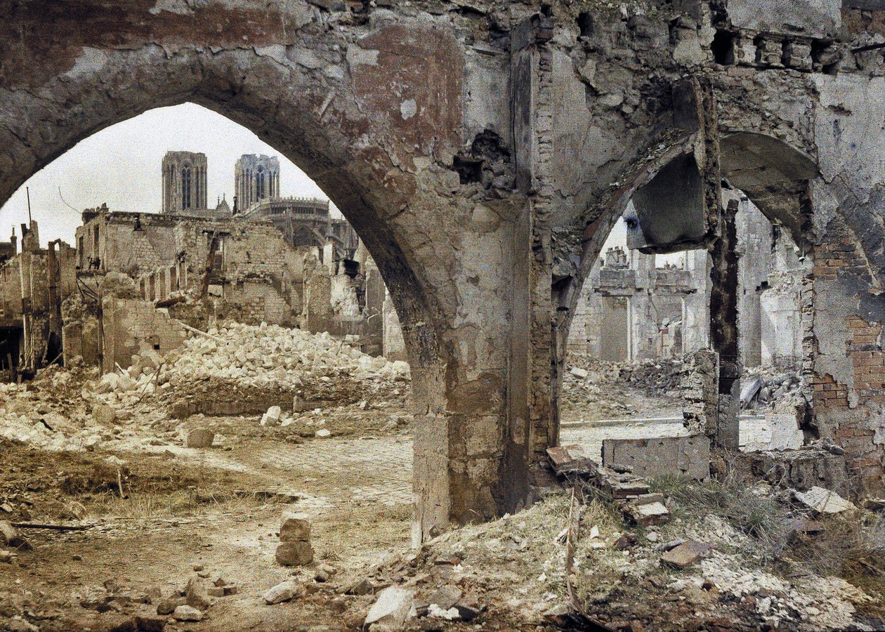 Tårnene i katedralen Notre-Dame de Reims kan ses gennem de beskadigede vinduer i en bygning i centrum, Frankrig, 3. april 1917 (autokrom) af Paul Castelnau
