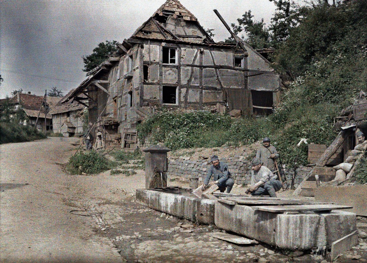 To franske soldater tilknyttet en telefonstation, der vasker deres vasketøj i et trug, Largitzen, Department Haut-Rhin, Alsace, Frankrig, 18. juni 1917 (autokrom) af Paul Castelnau