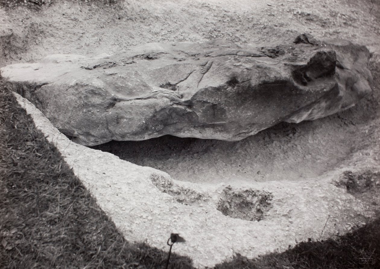 Sten forsænket i græs af Paul Nash