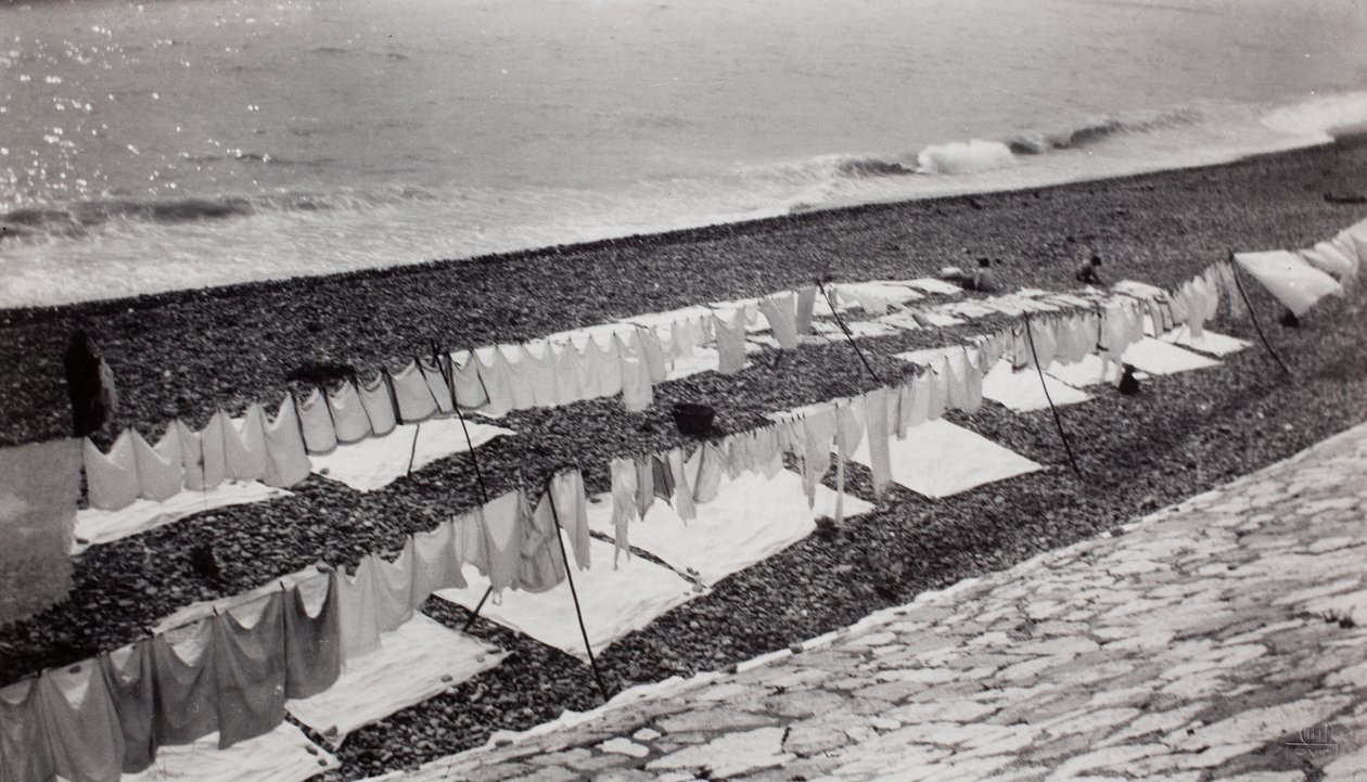 Tørring af vasketøj på stranden, Nice af Paul Nash