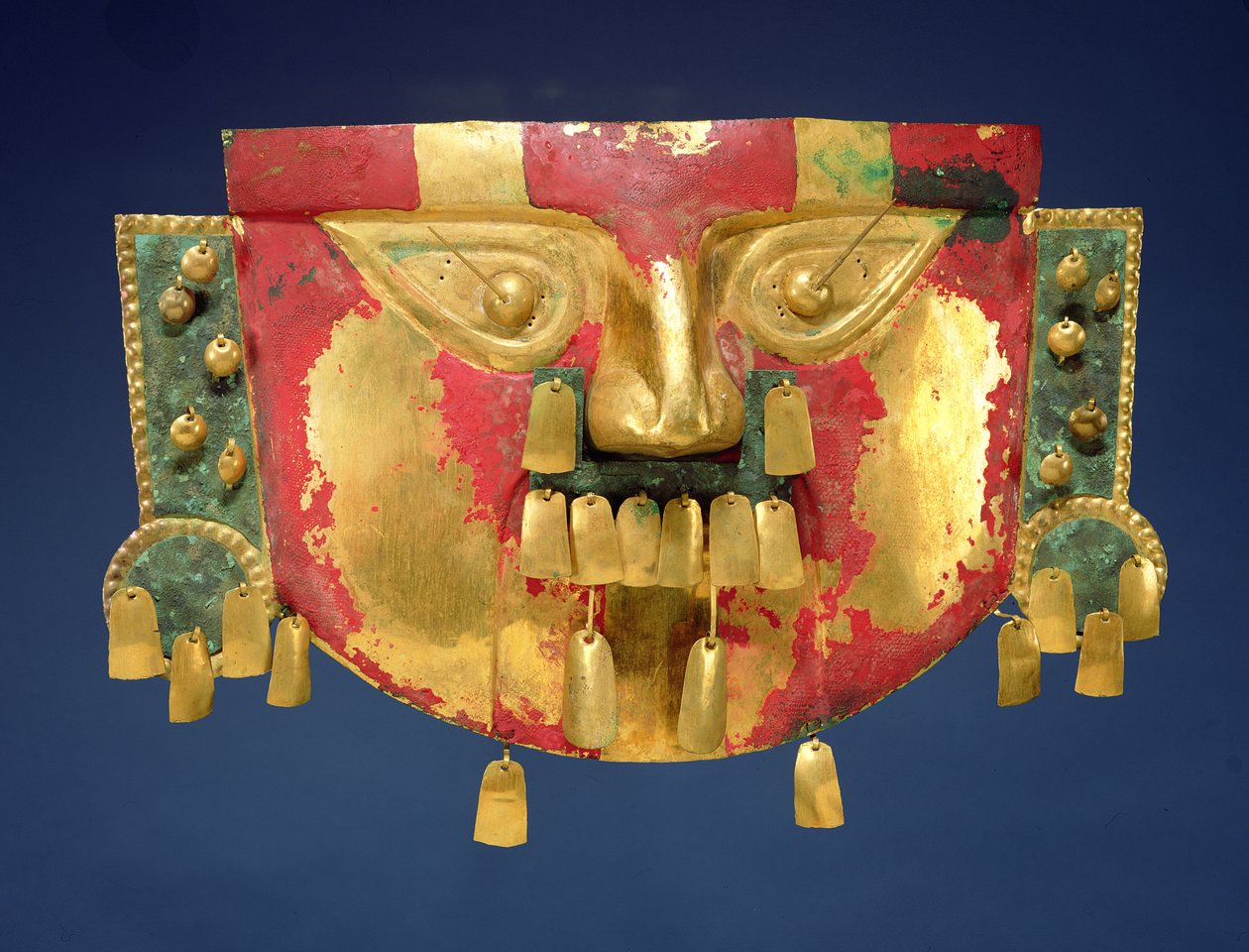 Inka maske (guld med rød og grøn maling) af Peruvian School