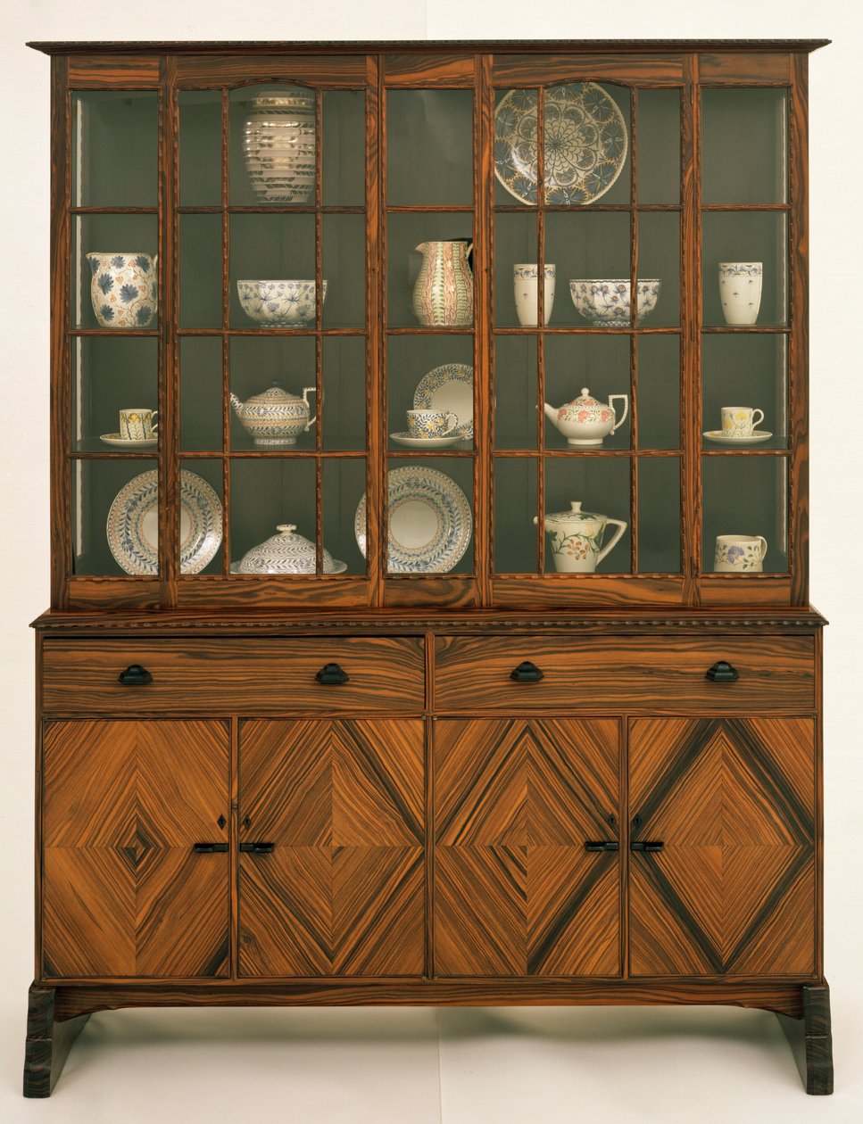 Reol designet af Peter Waals (1870-1937) efter Ernest Gimson, lavet af Ernest Smith, 1936-7 (ibenholt) af Peter van der Waals