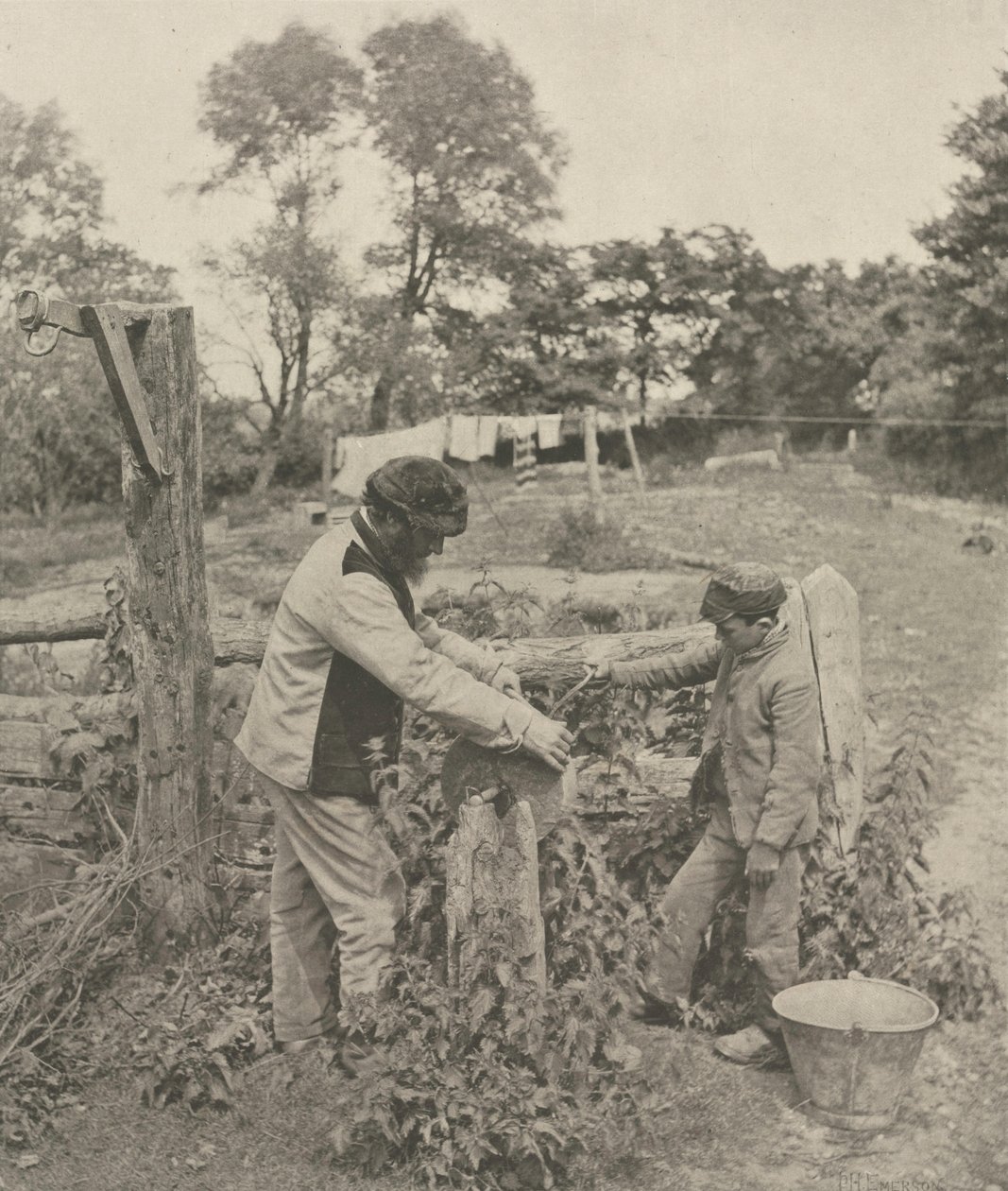 At the Grindstone--A Suffolk Farmyard, 1888. af Peter Henry Emerson