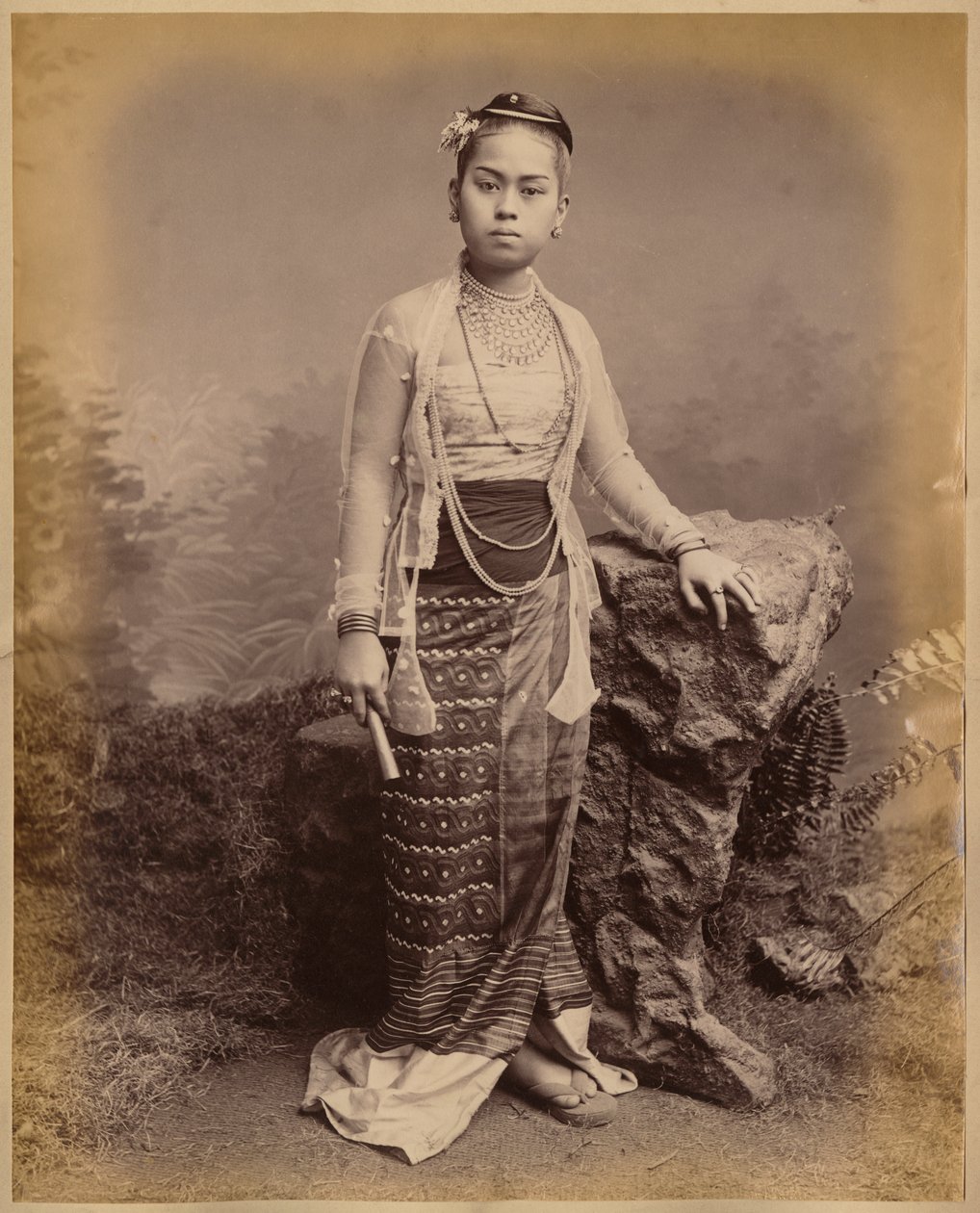 Ung burmesisk pige, ca. 1875 (albumin print) af Philip Adolphe Klier