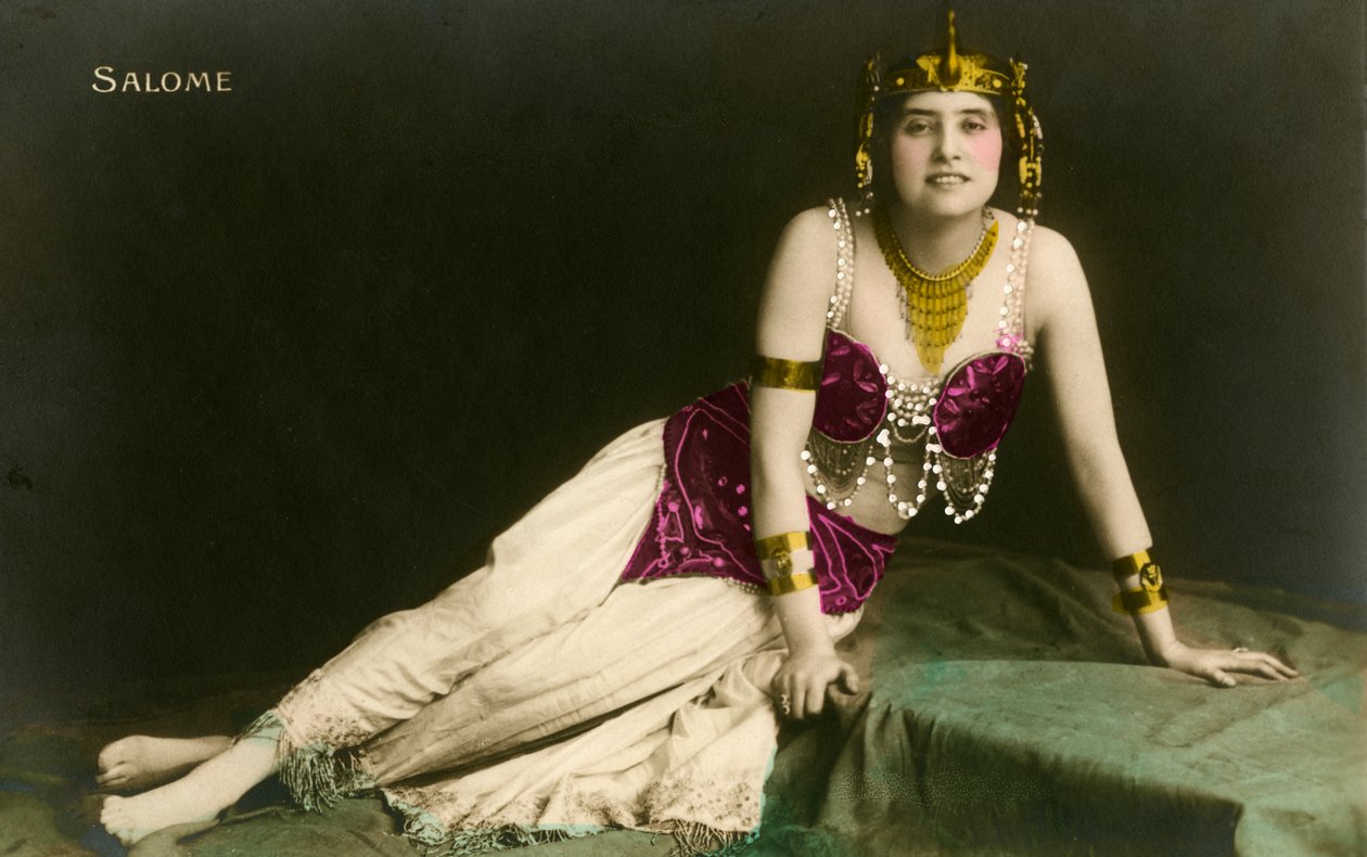 Salome poserede forførende i et afslørende kostume af Photographer French
