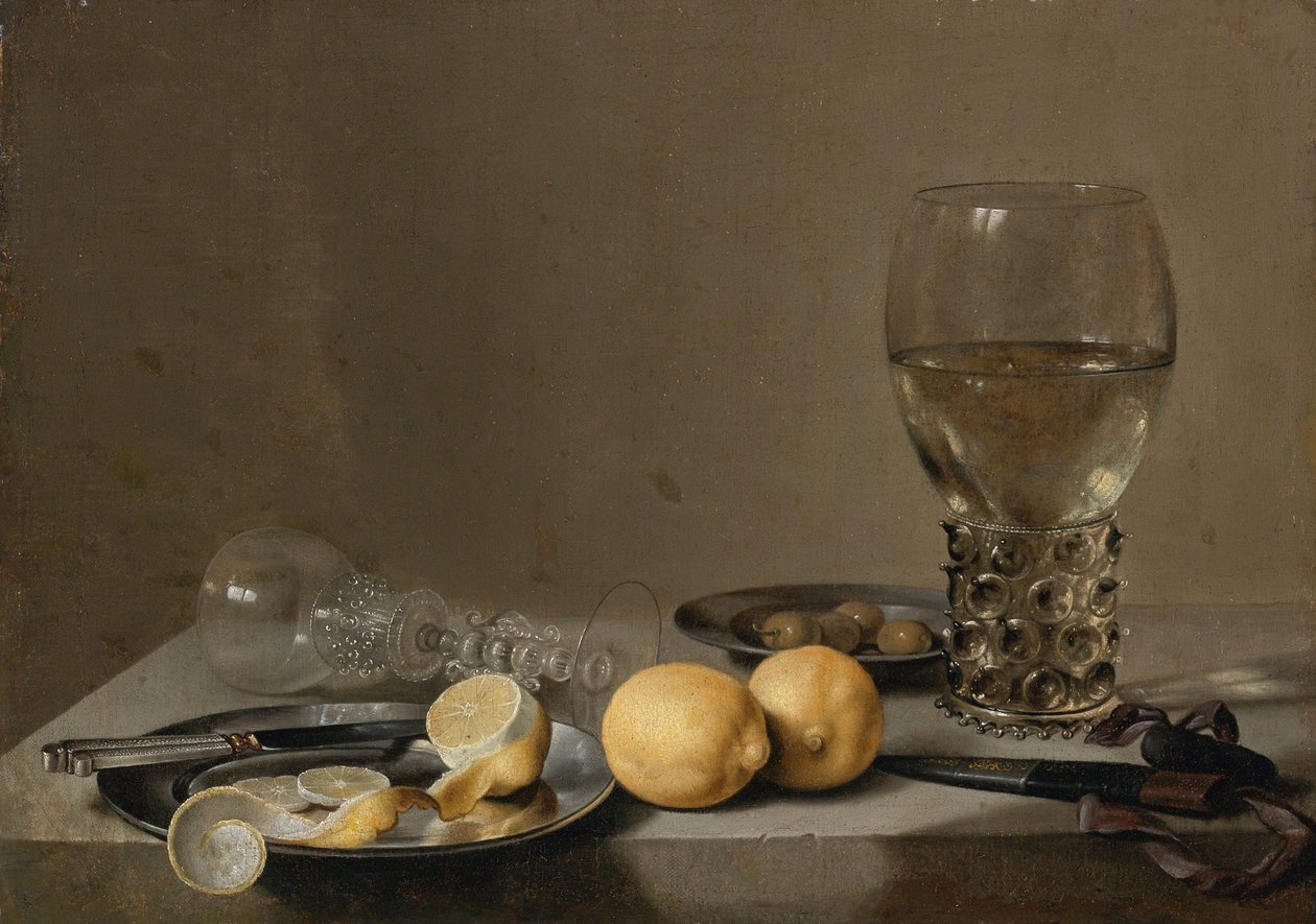 Stilleben med to citroner, et venetiansk glas, Roemer, kniv og oliven på et bord af Pieter Claesz