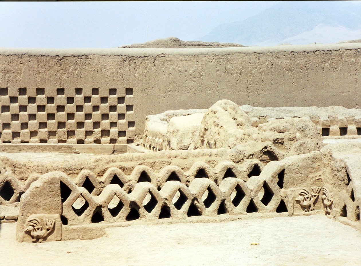 Inde i den ruinerede og forladte pre-Inka by bygget af Chimu, ca. 1300 af Pre Columbian
