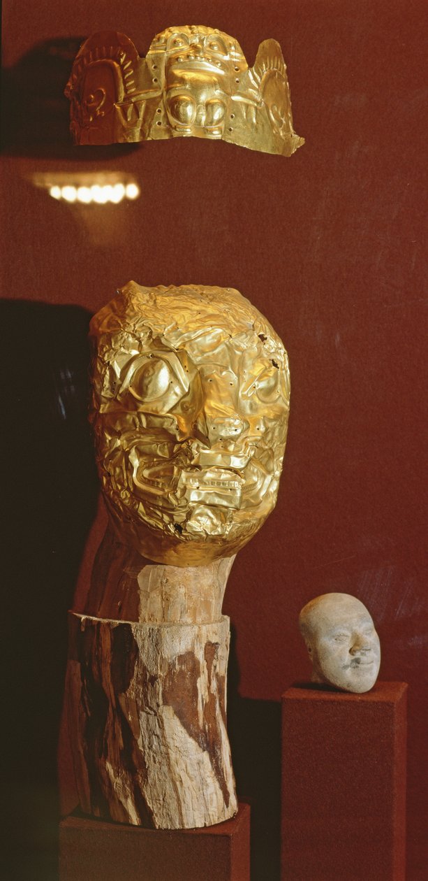 Maske og hovedbeklædning (guld) af Pre Columbian