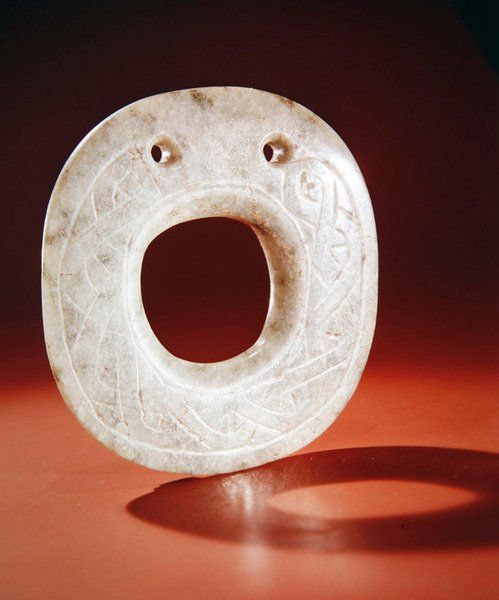Skiveformet ornament, fra Guacimo, Linea Vieja-området (gennemskinnelig lys og mørkere grøn jade) af Pre Columbian Pre Columbian