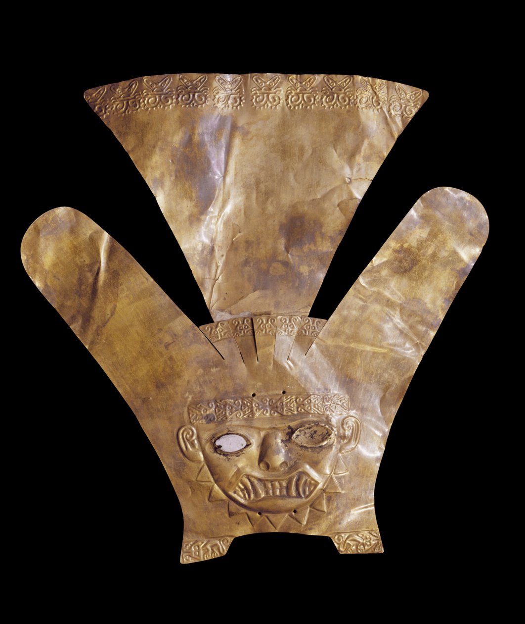 Hovedpynt, der repræsenterer en kattegud med fjære, Mochica-stil (guld) af Pre Columbian Pre Columbian