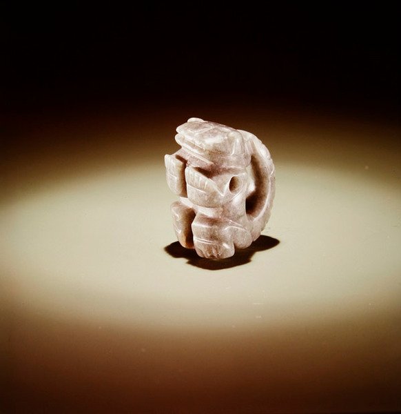 Jaguar med krøllet hale, fra Guacimo, Linea Vieja-området (gennemskinnelig havgrøn jade) af Pre Columbian Pre Columbian
