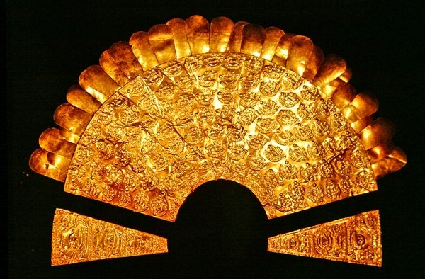 Repousse brynje prydet med fugle og syv rækker af menneskefigurer, Chimu stil (guld) af Pre Columbian Pre Columbian