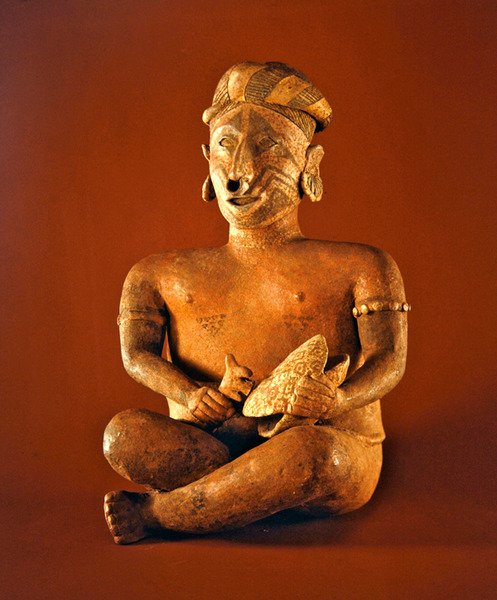 Siddende figur med skildpaddeskalstromle, Ixtlan Nayarit Culture (keramik) af Pre Columbian Pre Columbian